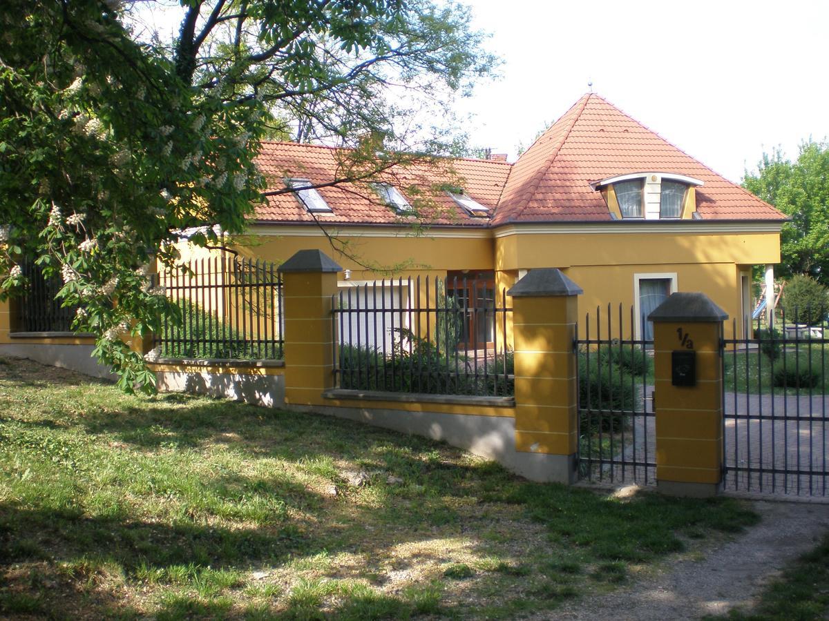 Anonim Apartman Villany Bagian luar foto